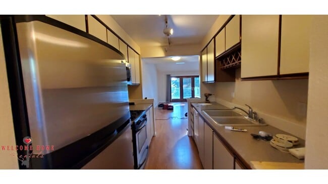 Building Photo - 2 bedroom townhome condo with AMAZING view...