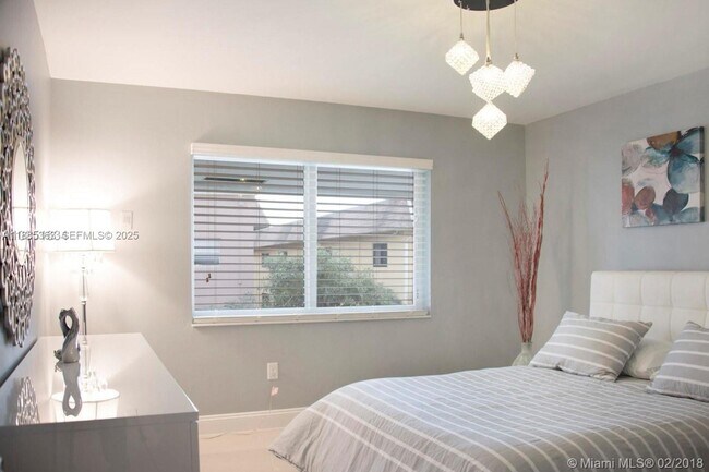 Building Photo - 801 Pine Dr