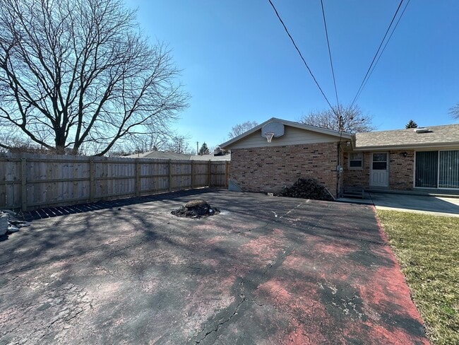 Building Photo - Spacious 2BR \2.5BA With Pool !