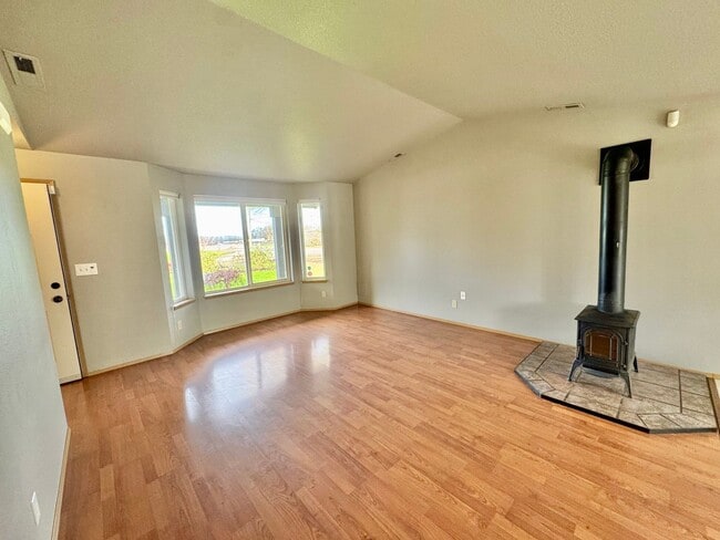 Building Photo - Adorable Quiet park like setting in fruit valley sunsets with landscaping provided