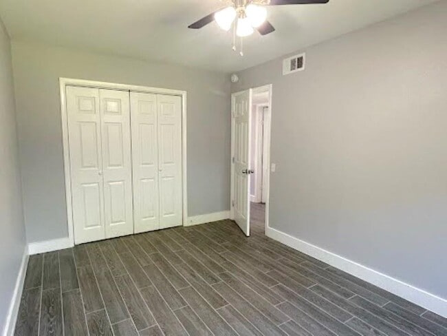 Building Photo - 2504 Manor Cir