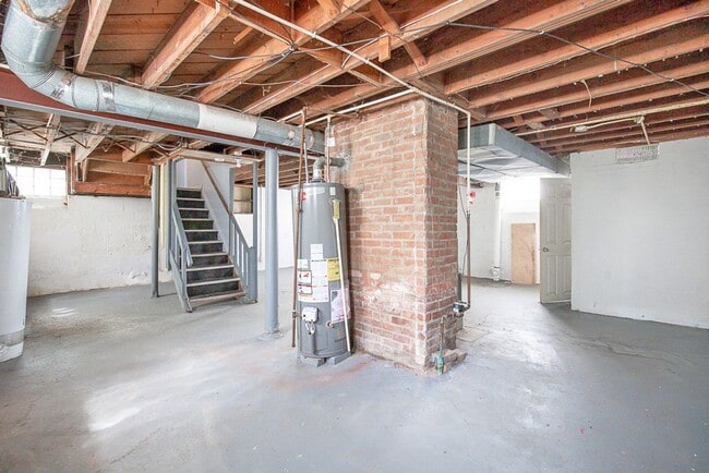 Building Photo - 2 BED 1.5  BATH BEAUTIFUL SINGLE FAMILY HO...