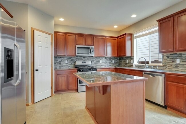 Building Photo - Beautiful home on corner lot!