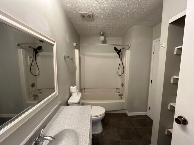 Building Photo - 1290-1292-1292 Gatwick Ct