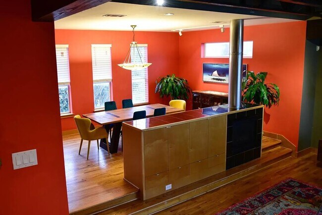 Building Photo - 2303 Whitney St