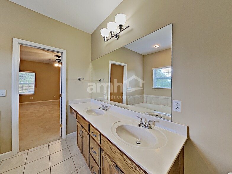 Building Photo - 1001 High Ridge Dr N