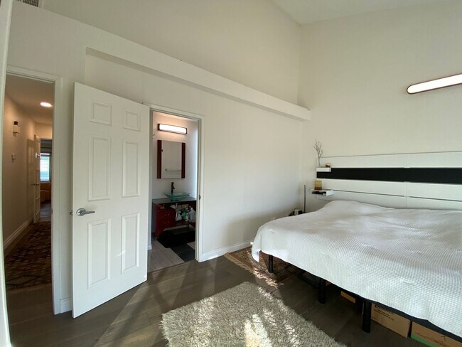 Building Photo - Stunning 3-bedroom, 2-bathroom coastal condo with Modern Custom Upgrades!