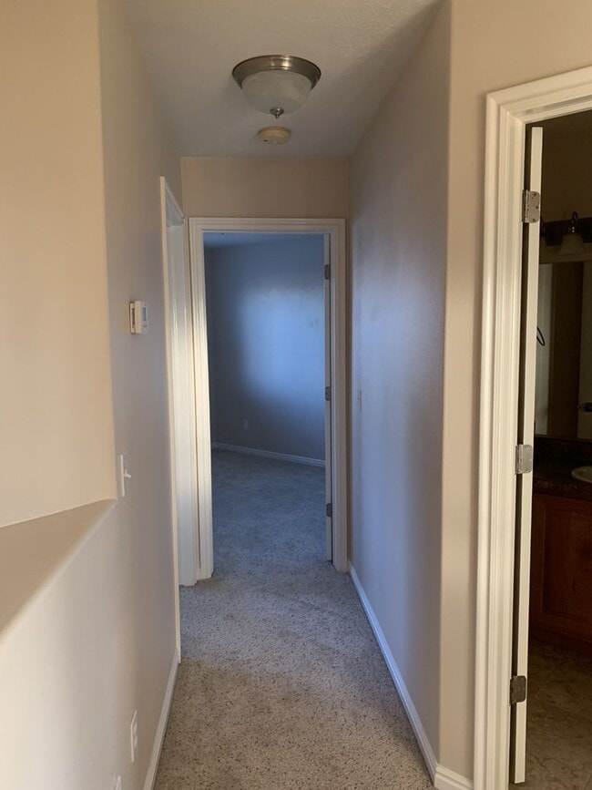 Building Photo - Skyhawk 3 bedroom 2.5 bath with a single car garage