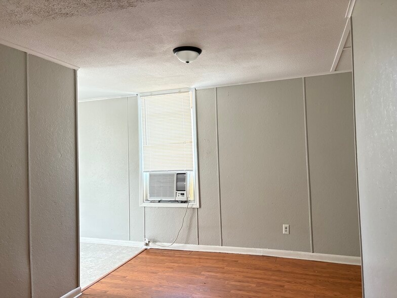 Building Photo - 729 E Maple St