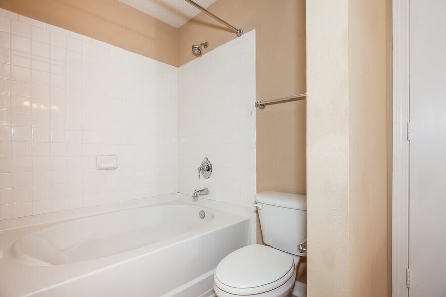 Building Photo - 834 Littleton Dr