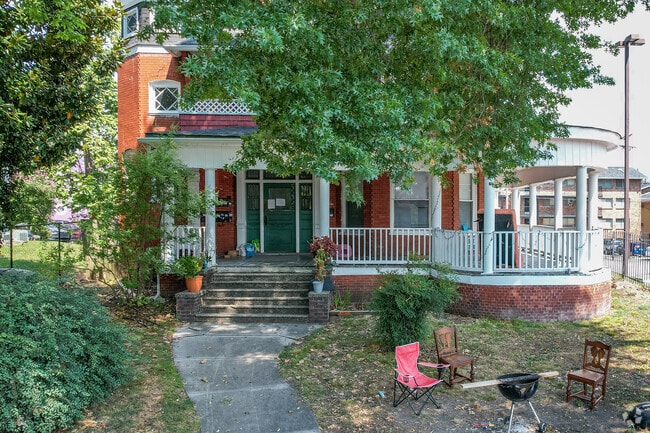 Building Photo - 1213 Laurel Ave