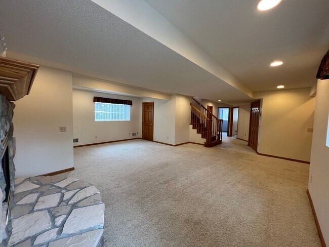 Building Photo - Gorgeous 5 Bed, 2.5 Bath Single-Family Home!
