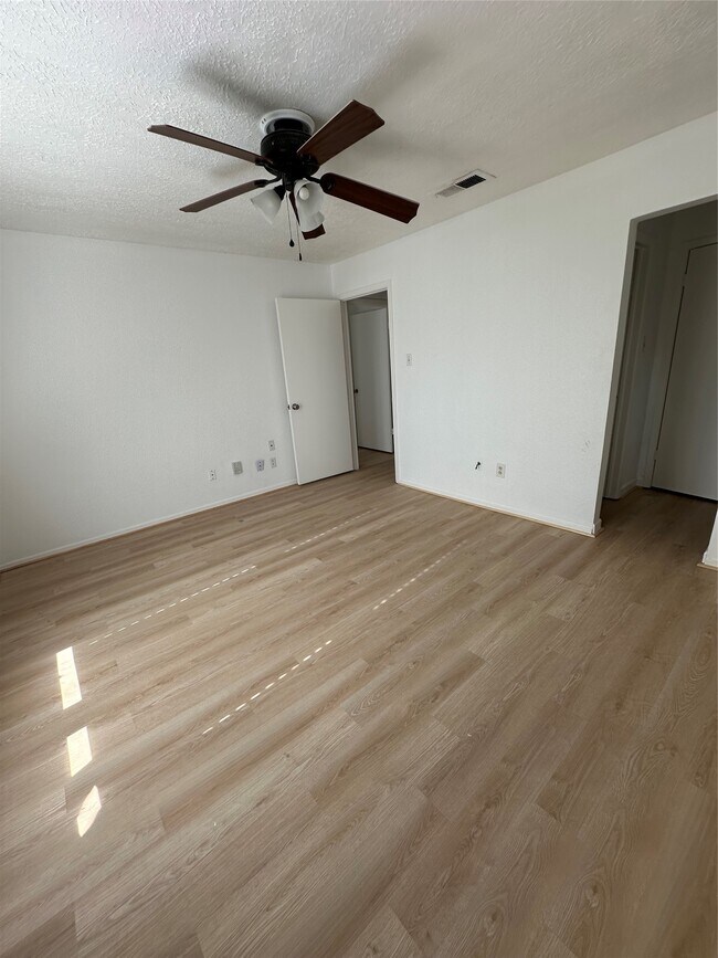 Building Photo - 10431 Town Square Rd