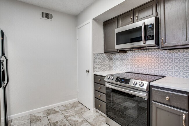 Building Photo - Cozy 3BD Home with Functional Features and...