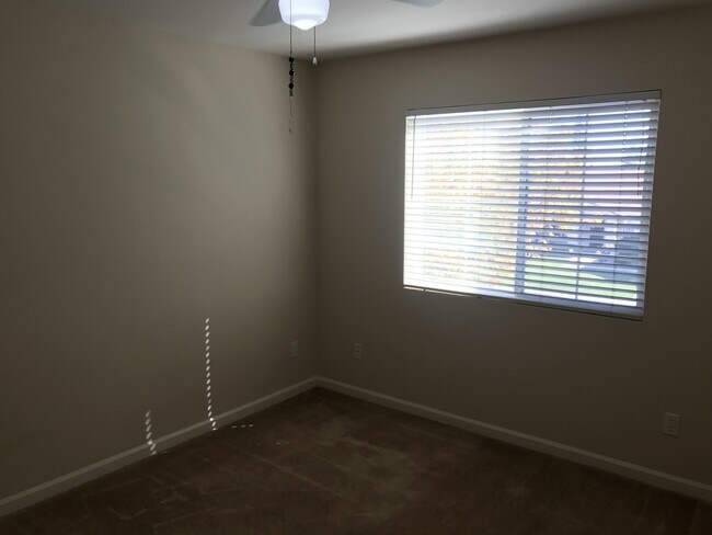 Building Photo - Beautiful 4 Bedroom, 2.5 Bath Master BR downstairs Tracy Home