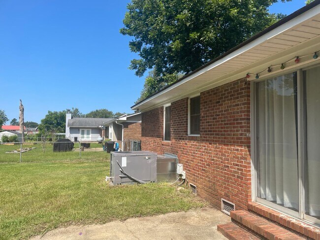 Building Photo - 4817 Hurley Dr