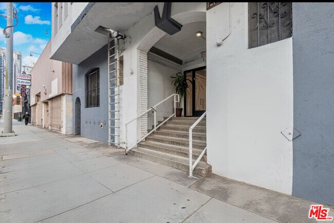 Building Photo - 1420 Flower St