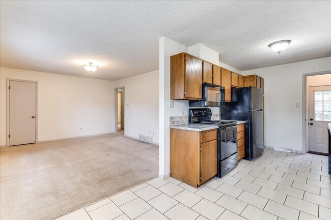 Building Photo - Three Bedroom Home in Derby!