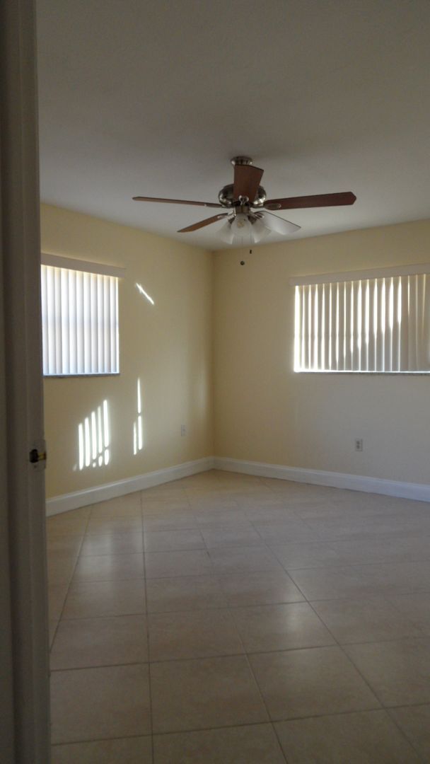 Building Photo - 3BED/2BATH house with Large fenced backyard and split floorplan!