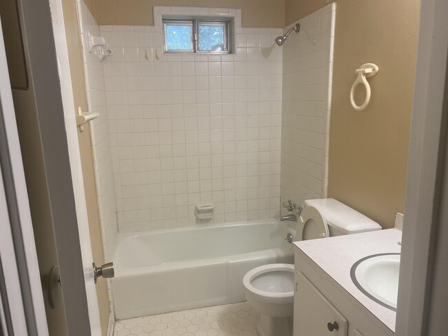 Building Photo - 1096 Berrywood Ave