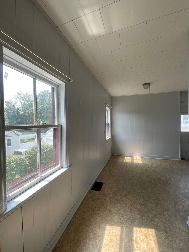 Building Photo - Charming 2 bed, 1 bath - Amesbury, MA! AVA...