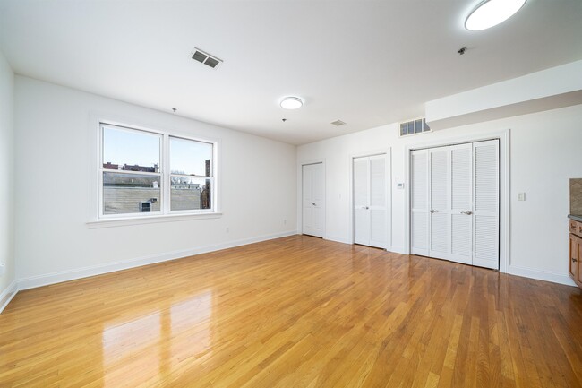 Building Photo - 528 47th St