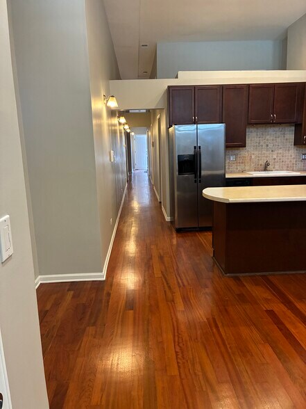Building Photo - 521 N Racine Ave