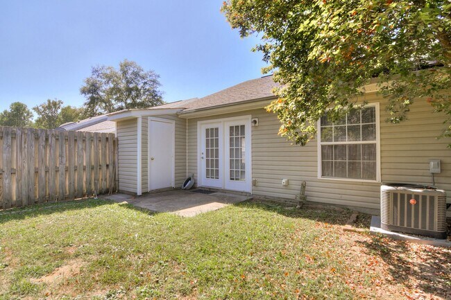 Building Photo - Updated 2 Bed 2 Bath Townhouse