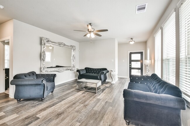 Building Photo - 15775 Cairnwell Bend Dr