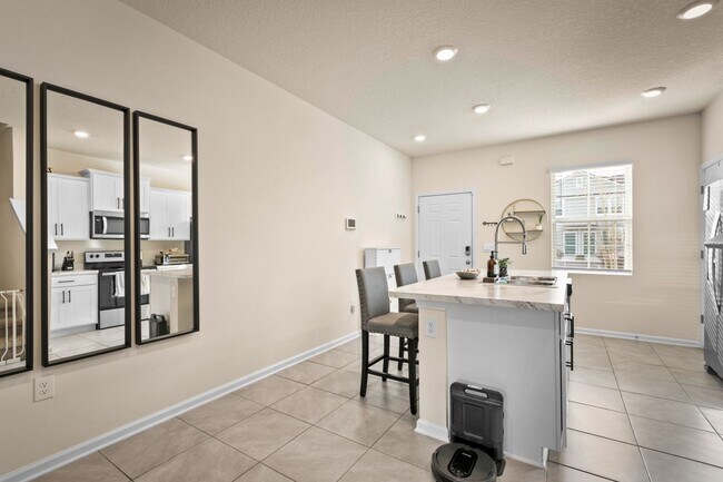 Building Photo - 2-Bedroom Townhome for Rent with Private En-Suite Baths & Screened Porch