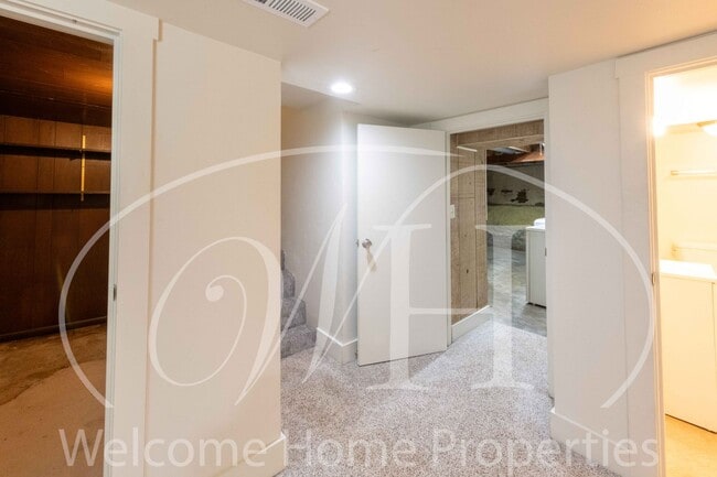 Building Photo - Spacious 4 Bedroom Home with Fireplace and Fenced Yard