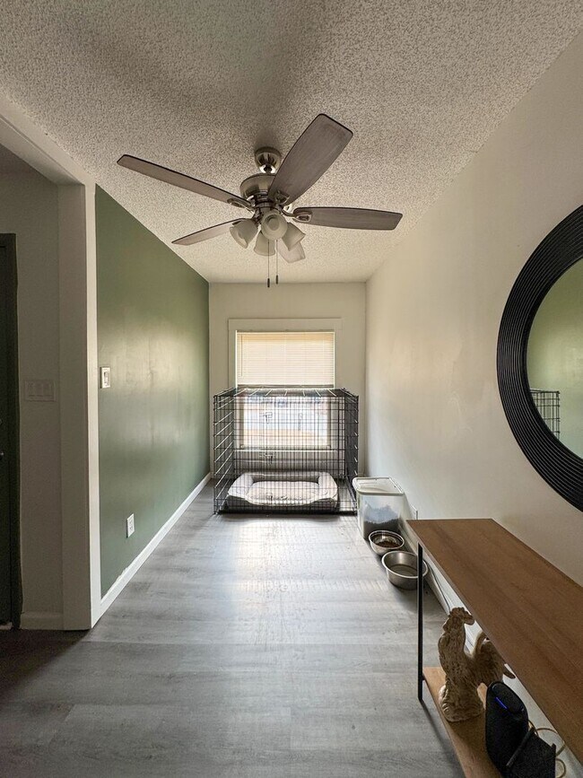 Building Photo - Charming 3 Bed 2 Bath Home with Fenced Yard