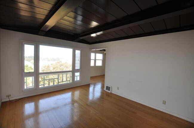 Building Photo - 1026 Kirkham St