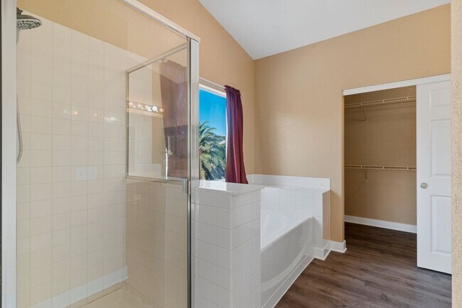 Building Photo - Beautiful 4 Bed 2.5 Bath Vaulted Ceilings,...