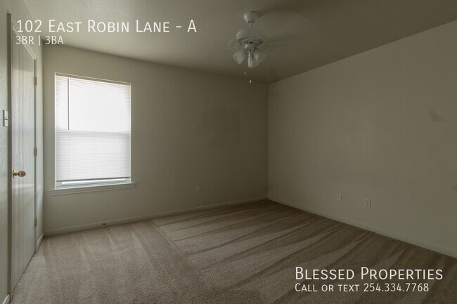 Building Photo - 102 E Robin Ln