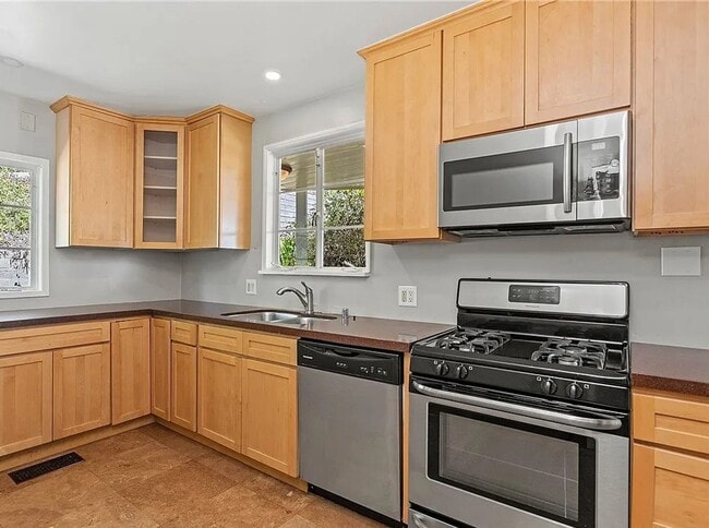 Building Photo - Gorgeous 3 bd 2 ba + Den Single Family hom...