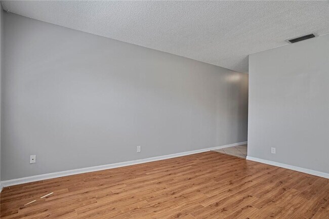 Building Photo - 2161 NE 36th St