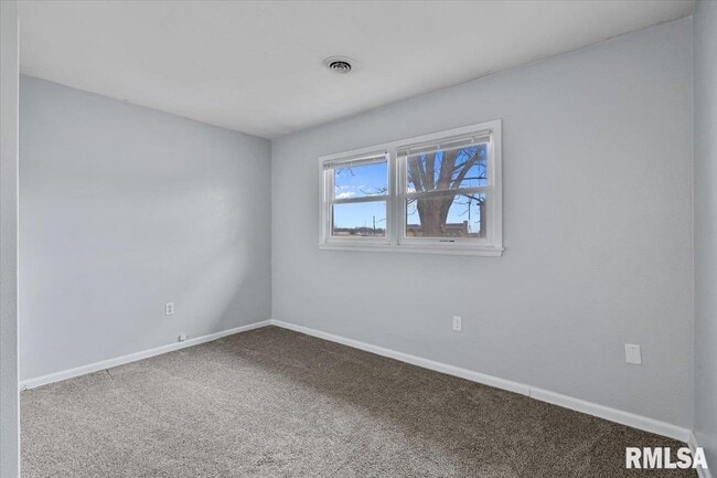 Building Photo - 925 2nd Ave E