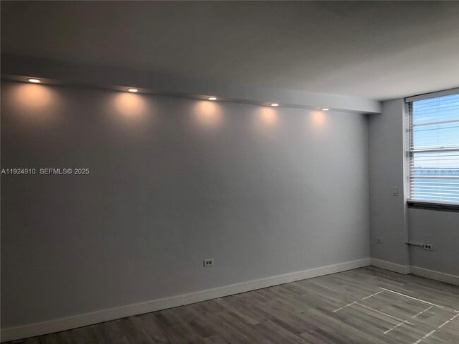 Building Photo - 905 Brickell Bay Dr