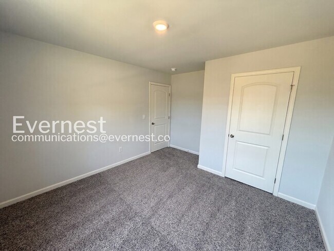 Building Photo - 3 Bed/2.5 Bath Town Home with Garage / Pet-Friendly / Vouchers Accepted / Coming Soon!