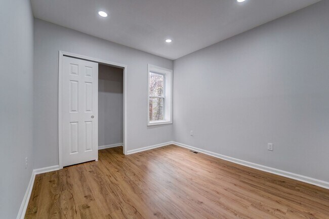 Building Photo - Beautifully Updated Townhome in Prime Loca...