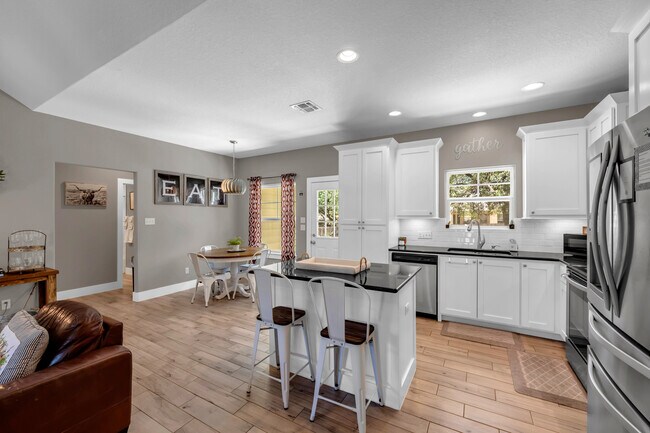 Building Photo - 113 Winding Oak Dr