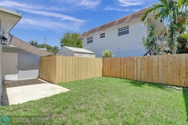 Building Photo - 802 SW 12th Ct