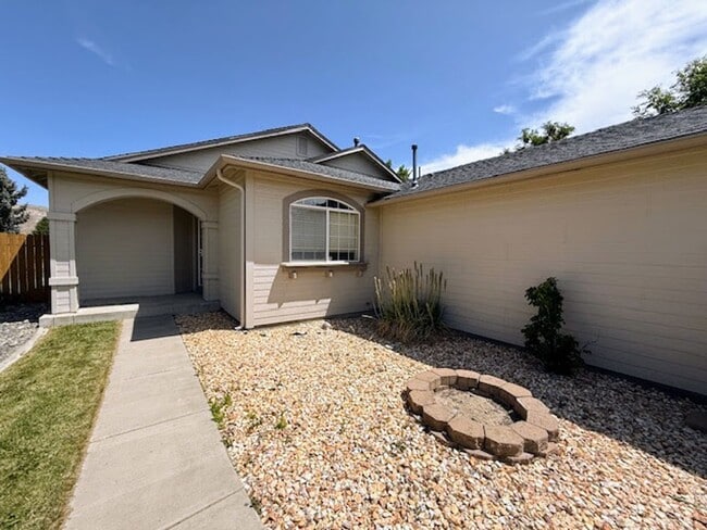 Building Photo - beautiful carson home with amazing yard an...