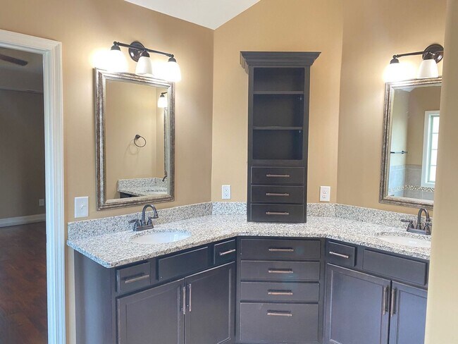 Building Photo - Beautiful Home! 4 Bed 2.5 Bath! Rossview S...