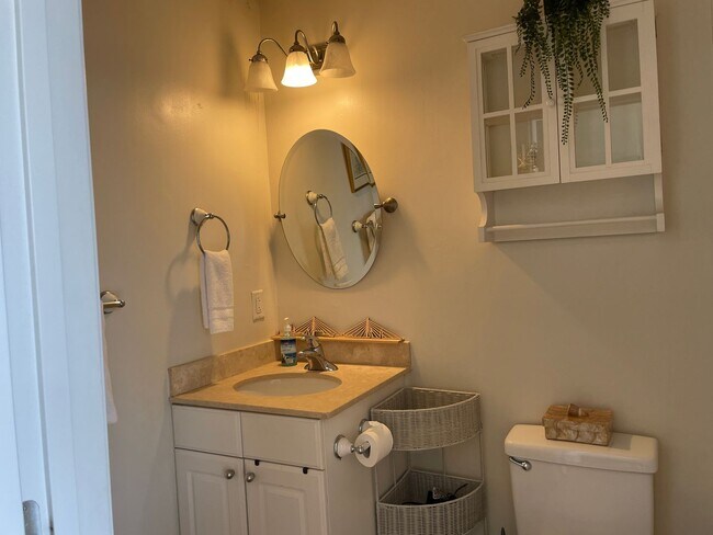 Building Photo - Fully Furnished Downtown Rental Available June 1st!!!