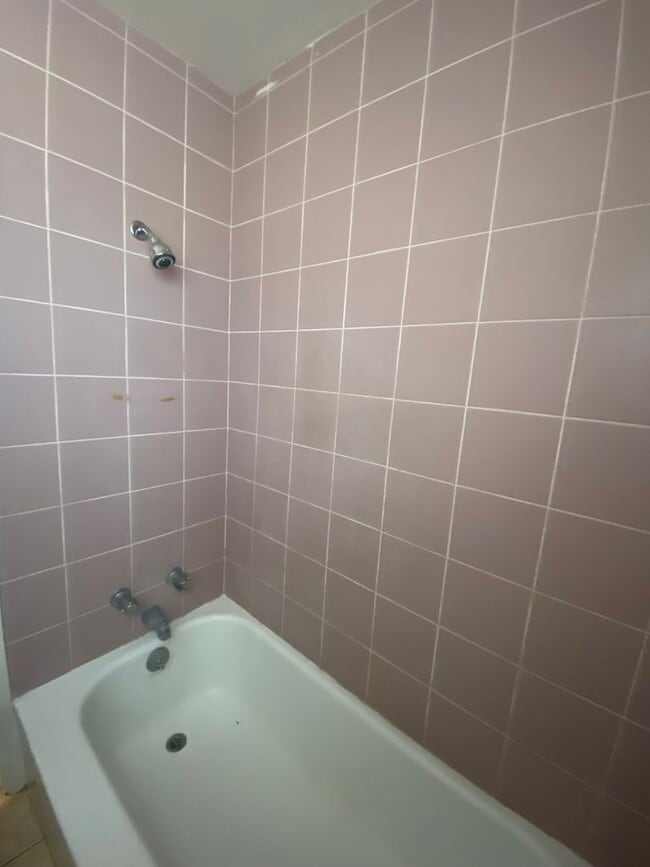 Building Photo - 2 Bed 1 Bath duplex with water, sewer and ...