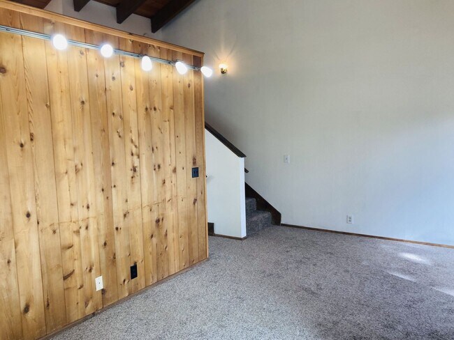 Building Photo - Enchanting Four Bedroom Two and Half Bath Condo in North Meadow Bay.