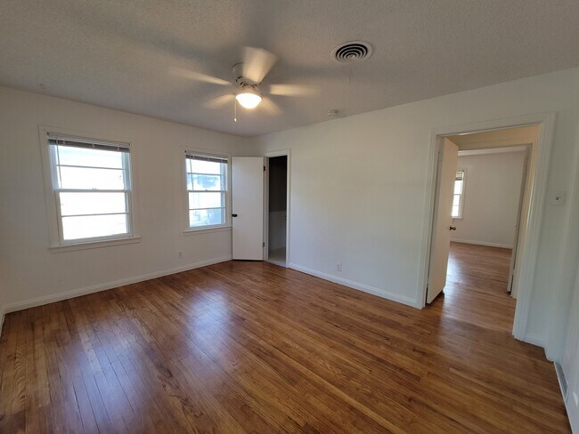 Building Photo - 2025 Mountainview Dr