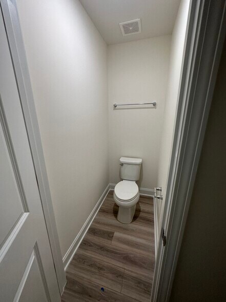 Building Photo - 38 Nailsworth St